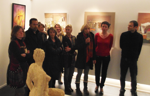 L'élue Sandrine de Maria en présence des artistes qui exposeront leurs oeuvres durant l'année et ceux en résidence.