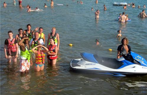 Un groupe prêt à partir en randonnée de jet ski.