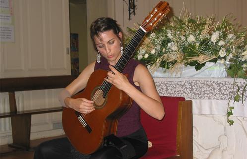 Caroline Cartier à la guitare 