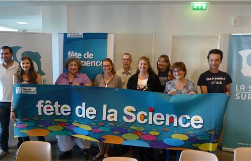 A gauche Marc Bazzuchi de la direction des services de la Seyne, au milieu Lénaïc Fondrevelle de l'association Gulliver qui coordonne la fête de la science dans le Var, des représentant des associations Mer nature, Petits Débrouillards PACA, Planète Sciences Méditerranée et du Centre de Physique des Particules de Marseille (CPPM)