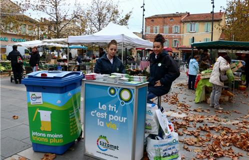 Lou et Boutheina, les ambassadrices du tri, sur la Place des Poilus