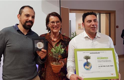 Guilhem Bresson, ancien responsable des espaces verts, Denise Reverdito, adjointe au développement durable et Patrice Caruso, responsable des espaces verts.