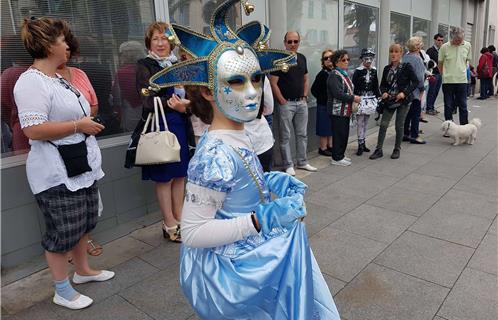 Une petite fille déguisée pour l'occasion. 