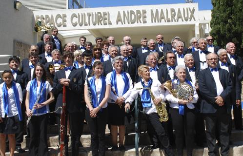 Les musiciens de la philharmonique avec Gilles Saldo et Daniel Tasca.