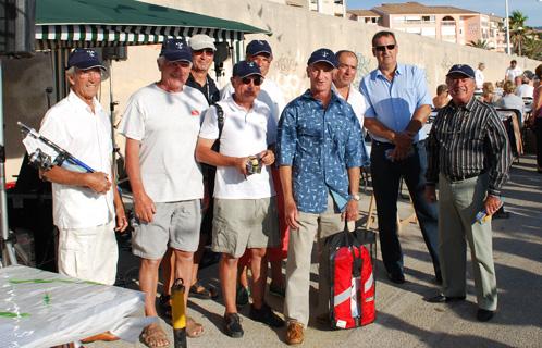 Les vainqueurs du Trophée Jean Renoux. Par ordre d’arrivée : Serge Chtounder / Hervé Fabre, Eric Nespoux en catégorie plus de 8 mètres et Daniel Carasco suivit de monsieur Dalen en catégorie moins de 8 mètres.