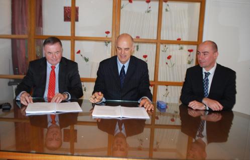 Signature des contrats de DSP, ici Ferdinand Bernhard, Loïc Fauchon  et Pascal Laurence.