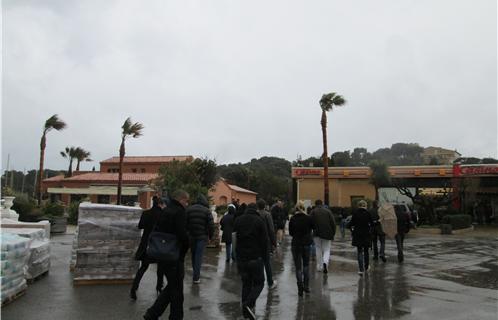 Braver la tempête pour trouver un emploi