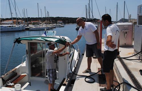 Le personnel de la capitainerie est là pour aider les plaisanciers. Ici, le Maître  de port, Kamel Chïahi,  et son adjoint, Laurent Darnard, vérifient que tout fonctionne bien, mais en juillet et août ce seront des saisonniers qui  assureront l'accueil de 9h à 18h