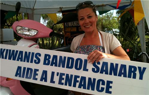 Valérie Tournié gagne un scooter 50 cc lors de la tombola du Kiwanis.