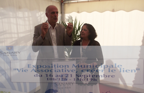 Ferdinand Bernhard et la conseillère municipale Rose Fabre lors de l'inauguration de l'exposition municipale "Vie associative, créer le lien".