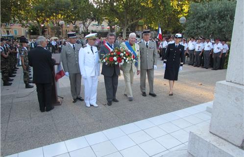 Au Monument aux Morts, de gauche à droite, le Capitaine Primaud, l'Amiral Schérer, Robert Bénéventi, l'Amiral Flohic, le Lt.Colonel Wiss et le Lt. Colonel Labattut-Chabaud