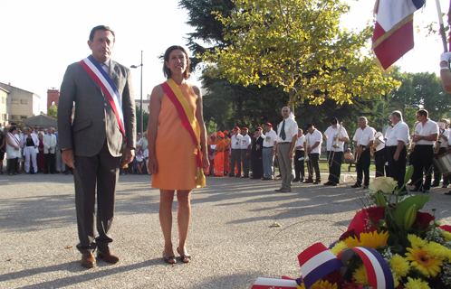 Dépôt de gerbe devant le monument aux morts par Jean-Sébastien Vialatte et Sandra Torres.