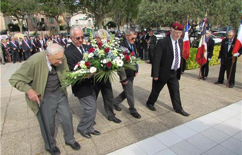 Les associations patriotiques déposent leurs gerbes au pied du Monument aux Morts