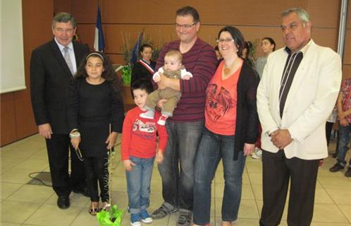 Remise d’un olivier aux parents des bébés ollioulais cette année.