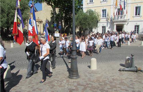 Parti le l'Hôtel de Ville, le cortège se dirige vers la salle Jean Moulin.