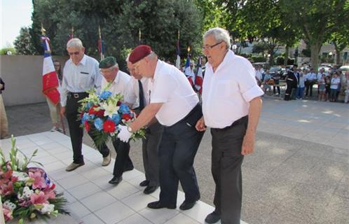 Le recueillement des anciens combattants.