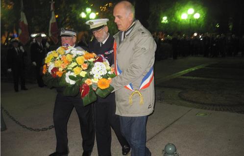 Dépôt d’une gerbe par Ferdinand Bernhard accompagné du Commandant Harvengt et du Capitaine de Frégate Dominique Thenot.