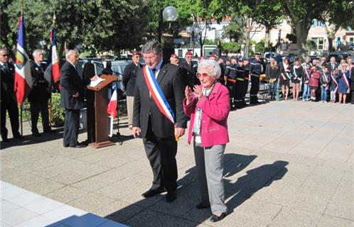 Robert Bénéventi et Mme Richard déposent une gerbe devant le Monument aux Morts