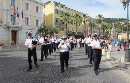 Le Bagad de Saint-Mandrier a défilé dans les rues d’Ollioules avant de donner un concert vivement applaudi par un nombreux public.