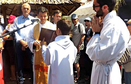 Bénédiction de la 4ème cuvée de Sanary par le Père Rodrigo Alfaro de la paroisse Saint Nazaire.