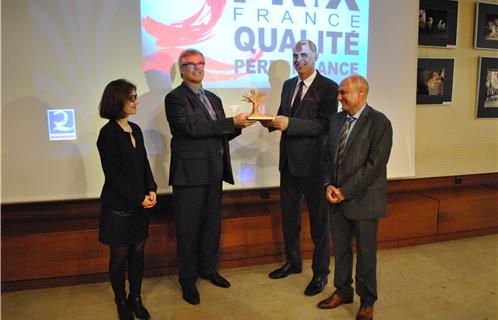 De gauche à droite : Vanessa Astruc-Fayolle (directrice générale des services), Didier Nadau (président de l'association France Qualité Performance en PACA), Ferdinand Bernhard (maire de Sanary) et Jean-Jacques Sac (manager opérationnel).