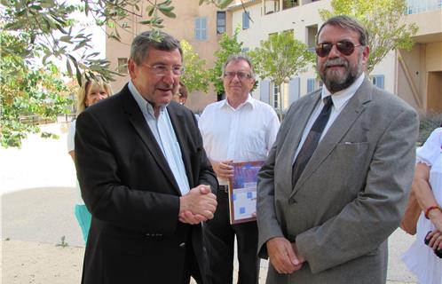 Robert Bévéventi, Maire d'Ollioules aux côtés de M. Ripart, Proviseur du Lycée Langevin. Entre eux, Jean-Michel Huguet, premier adjoint