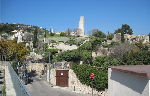 Les vestiges du Château féodal dominent la ville