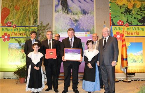 Michel Vauzelle, président du Conseil Région PACA (à droite sur la photo) lors de la remise à Robert Bénéventi du Grand Prix Régional décerné à la ville d’Ollioules