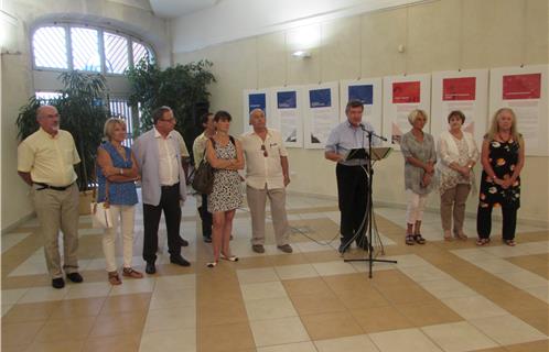 De part et d'autre de Robert Bénéventi, Maire d'Ollioules, quelques uns des élus de son Conseil Municipal, rendant hommage aux étudiants qui ont apporté leur aide aux services communaux