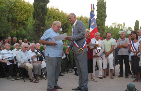 Ferdinand Bernhard, maire de Sanary, remet un diplôme à un vétéran.
