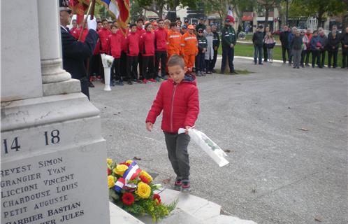 Denis Perrier a égrené les noms et grades des soldats entre 22 et 34 ans disparus pendant que des jeunes sapeurs pompiers déposaient 13 roses blanches sur le Monument aux morts.
