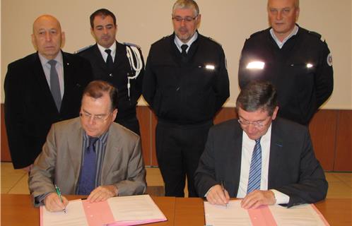 Au moment de la signature, Pierre Soubelet (à gauche) et Robert Bénéventi. A l'arrière, de gauche à droite, Michel Thuilier, Olivier Rosso, Jean-Michel Lopez et le Capitaine Leroy
