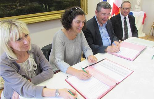 De gauche à droite, Pascale Maneval-Guibert, directrice de la CAF, Fabienne Hudelot-Guizien, Président du conseil d'administration de la CAF du Var, Robert Bénéventi, Maire d'Ollioules et Jean-Michel Huguet, premier adjoint.