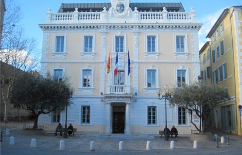 C’est sur le parvis de l’Hôtel de Ville que les bénévoles de l’antenne WWF du Var proposeront aux Ollioulais d’allumer une bougie afin de réaliser un panda de lumières.