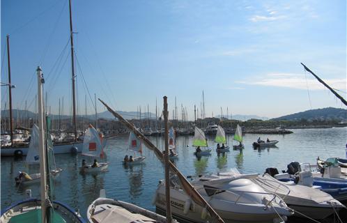 Les cours de voile dans le port de Sanary