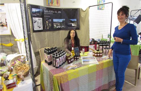 Organisatrice de ce salon, Patricia Mancini devant le stand d'une apicultrice de Belgentier