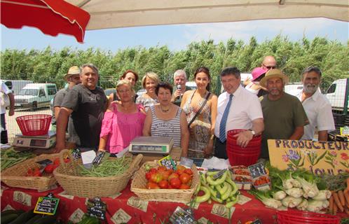 Entouré de plusieurs membres du conseil municipal, Robert Bénéventi s'est rendu sur tous les stands des producteurs présents, ici sur celui de la famille Audigier dont l'exploitation avait été durement touchée lors de la chute de grêle en septembre 2014.