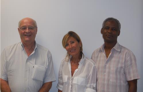 Donatine Cheminaud, la secrétaire chargée de la communication. A gauche, Paul Legouix et à droite Aboubakar Abdoullahi, président de l'association.