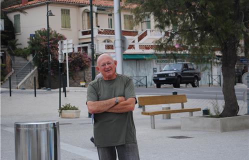 Robert Canole devant le quai de la Prud'homie qu'il qualifie de "massacre"