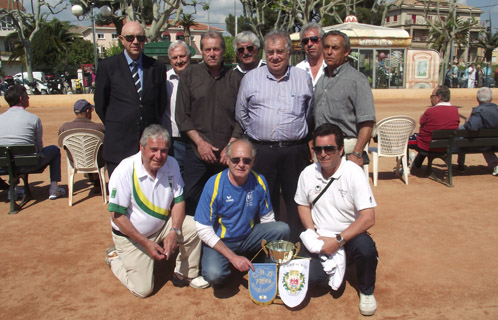Photo de famille avec les dirigeants des clubs, les présidents des comités du Var, des Alpes Maritimes ou le  président du comité bouliste régional de la Côte d'Azur.