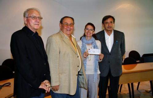 Pierre Zammit, secrétaire et Lucien Latouche, Président du Bridge Club de Six-Fours, remettent un chèque de 1000 € à Marion Nicolay, 2ème adjointe, en présence de M. le Maire