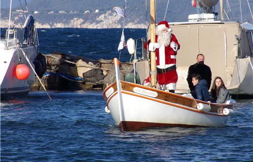 Le Père Noël arrive en pointu avec les élèves de la classe Patrimoine du collège Font de Fillol.