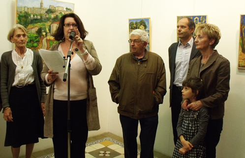 Dominique Ducasse (au micro) présente les artistes. Joseph Mulé (1er adjoint) et Danièle Cayol (conseillère municipale) à droite sur la photo participaient également à l’inauguration. 