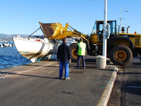 Pour ces bateaux non répertoriés qui se détachent, la solution est radicale : ils sont tout simplement sortis du port et emmenés à la casse !