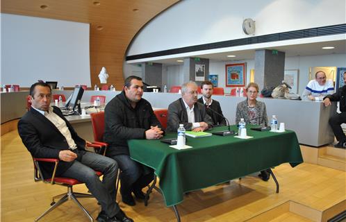 Marc Vuillemot le maire de la Seyne (au centre), accompagné de sa majorité.