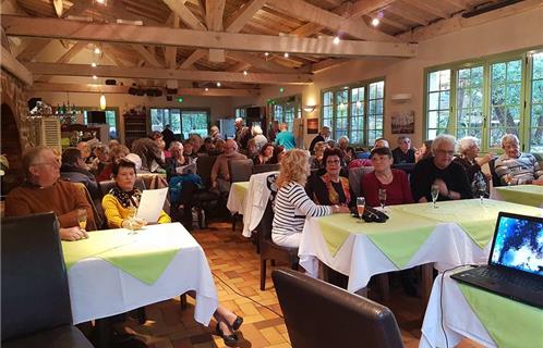 La soirée débute par la projection de deux petits films.