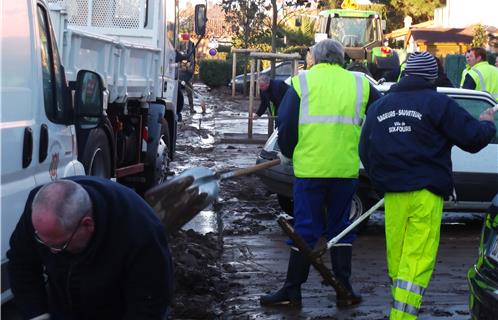 Les équipes six-fournaises du Service Sécurité Plages déblaient les routes.