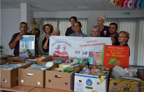 Les membres des Pitchounnes avec son président Christophe Pazienza (à gauche). Ils sont accompagnés de Gilbert Prévost (au centre) et de Frédérique Saunal (2ème à gauche) directrice du centre le Prélude.