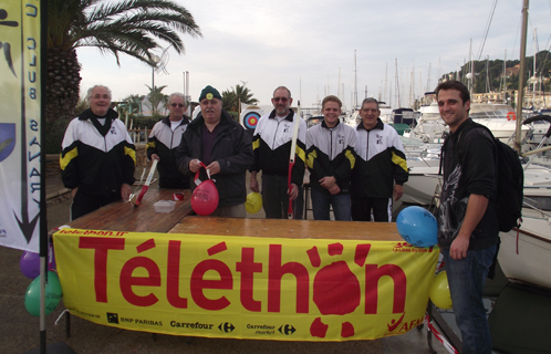 Romain Gneri avec les membres de l'Arc club de Sanary.