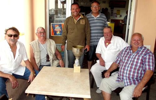 L'équipe de la Boule Joyeuse des îles avec une figure de l'ACANSV à droite : Paul Salvatore.